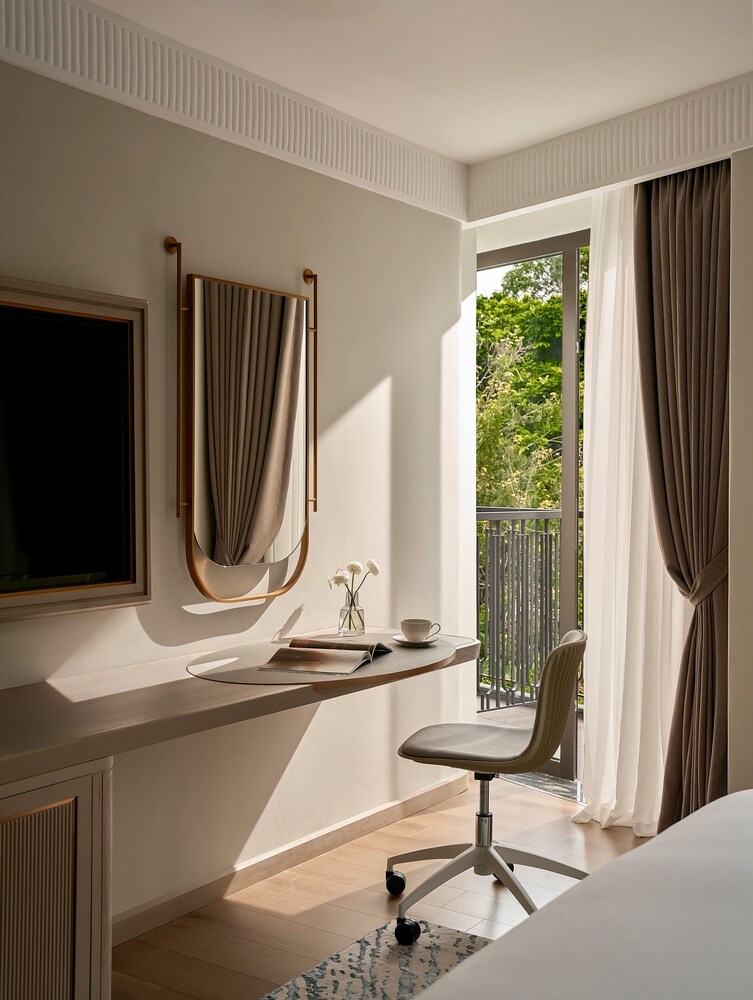 Junior Suite, King Bed, City View, Balcony, La Siesta Premium Lakeside 5/5