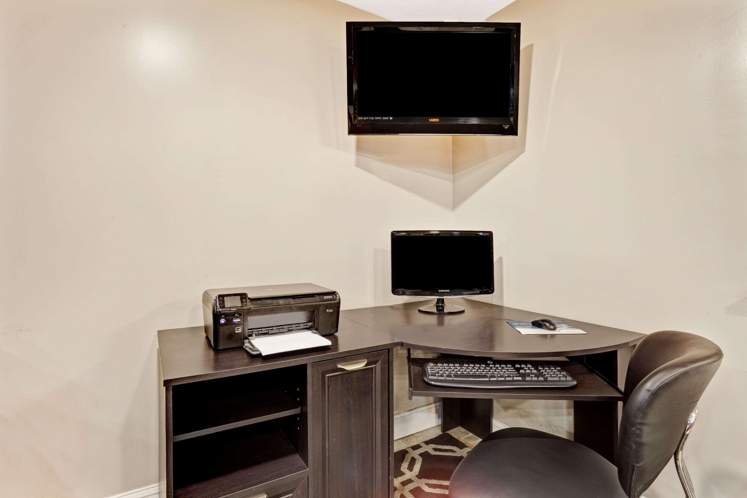 Super 8 by Wyndham Louisville Airport 15/16