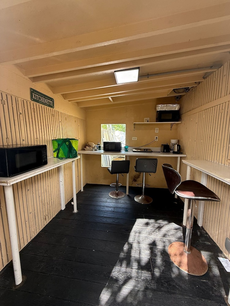 Sheridan Hostel 20/50