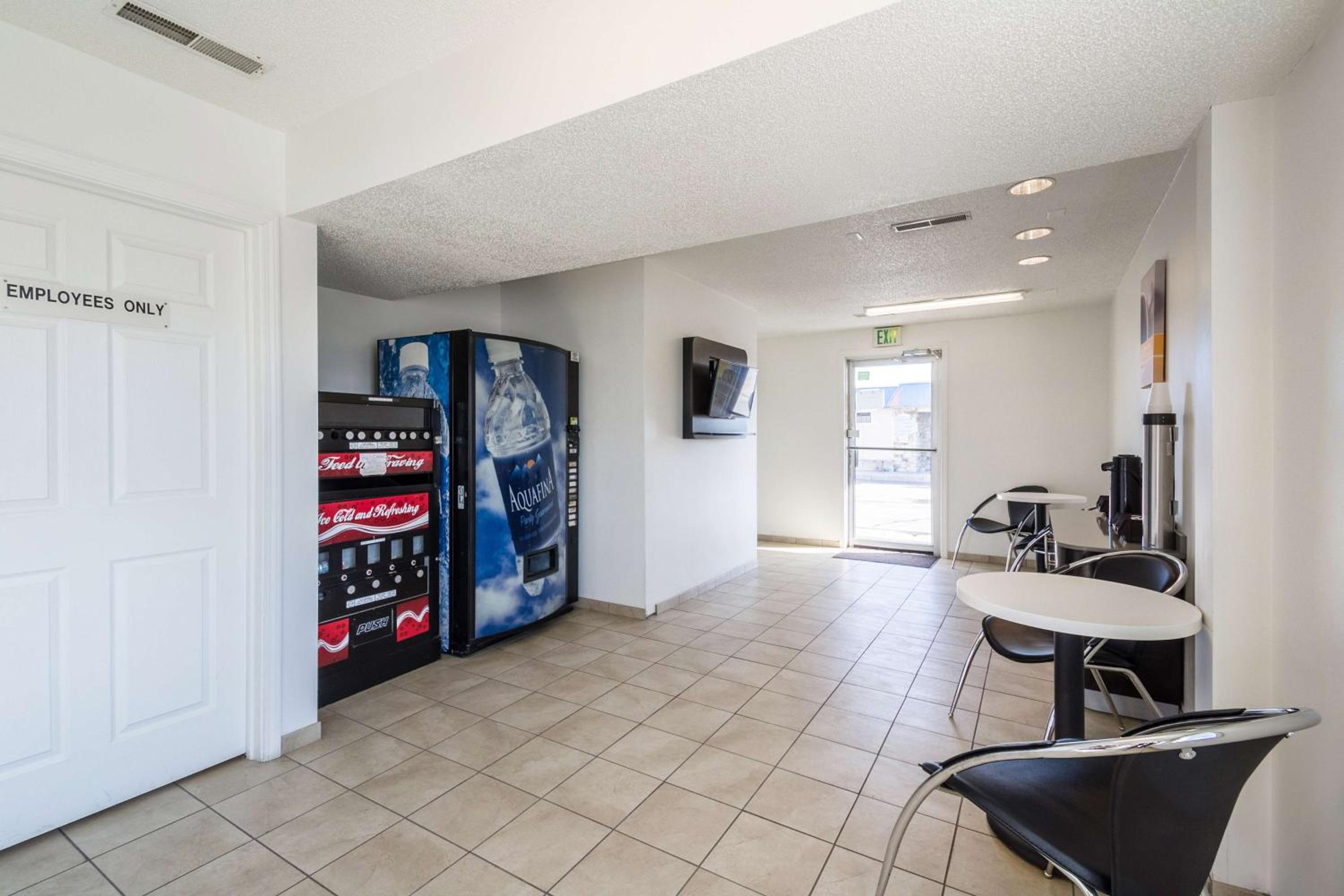 Motel 6 Indianapolis IN - South (ex Americas Best Inn South) 38/46