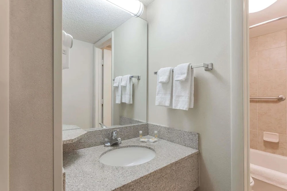 Days Inn by Wyndham Warren 10/26