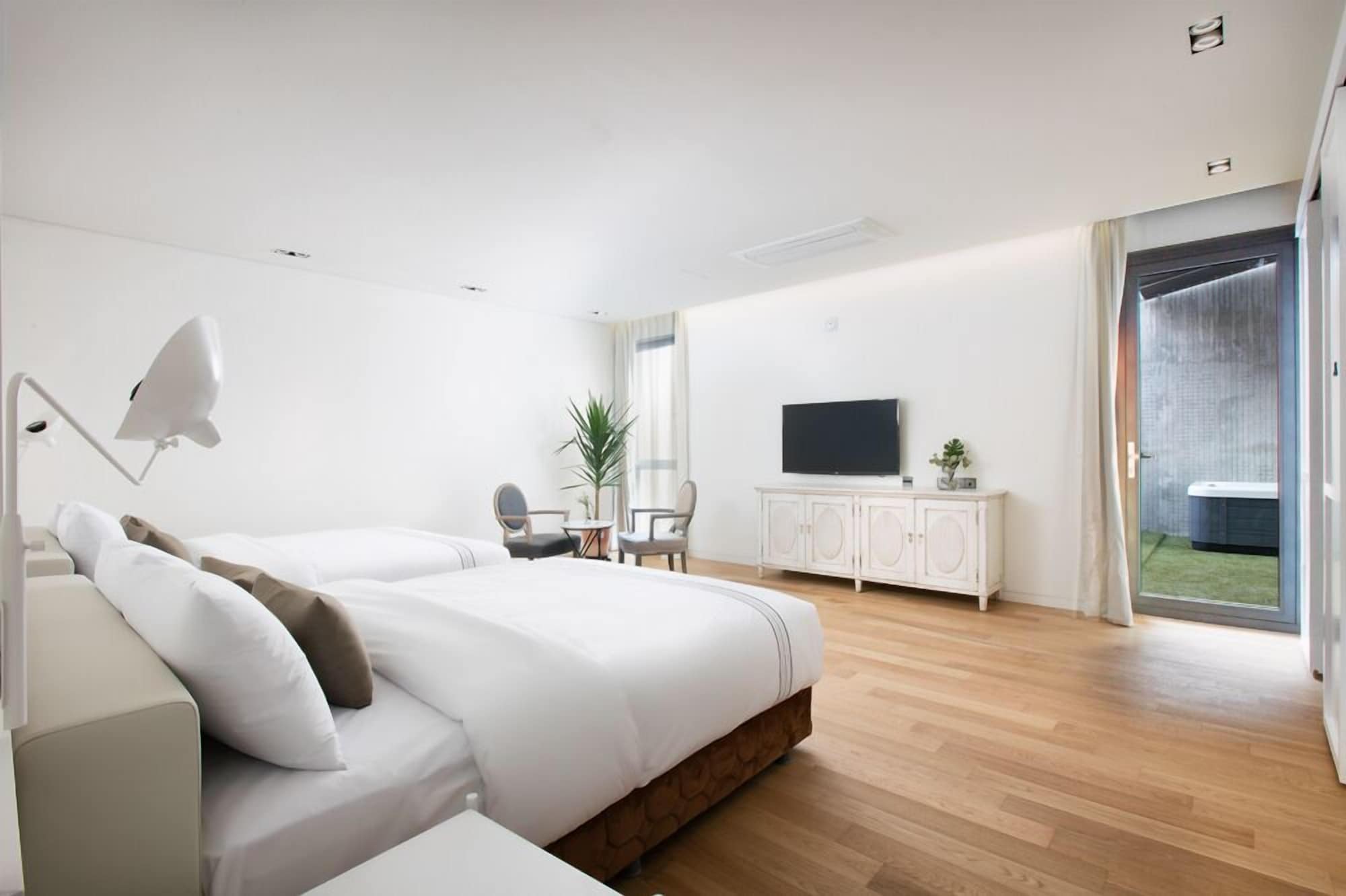 Royal, Suite, Queen Bed, Outdoor Side