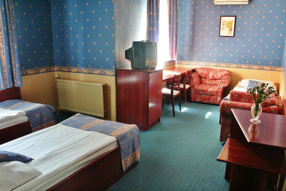 BASIC, TRIPLE, 3 BEDS