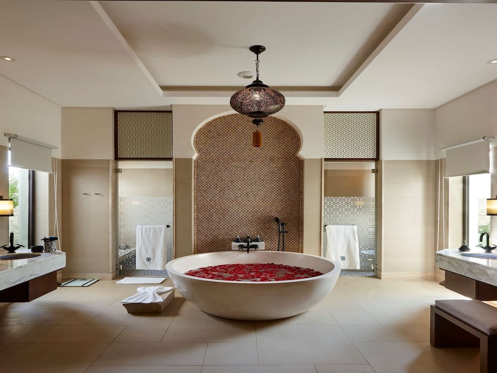 Banyan Tree Tamouda Bay 17/87