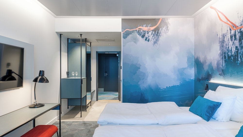 Standard, King Bed, Building
