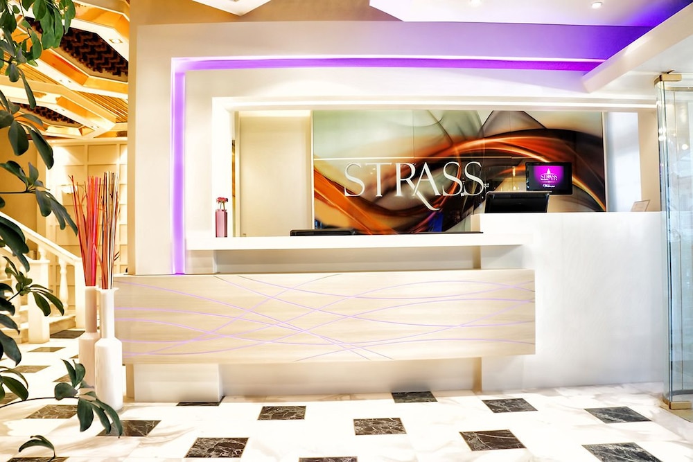 Strass Hotel 3/39