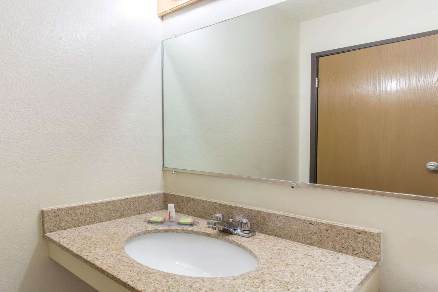 Super 8 By Wyndham Richmond/Broad Street 8/8