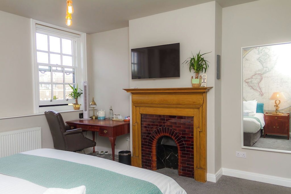 The Captain Cook Hotel 25/26