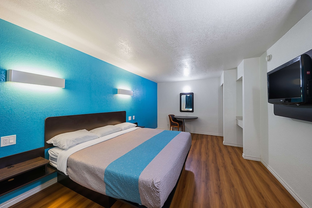 Motel6 Grand Prairie, TX - Interstate 30 29/51