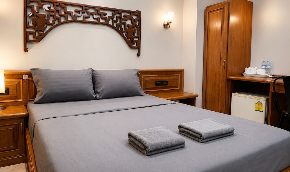 غرفة قياسية بسرير كوين