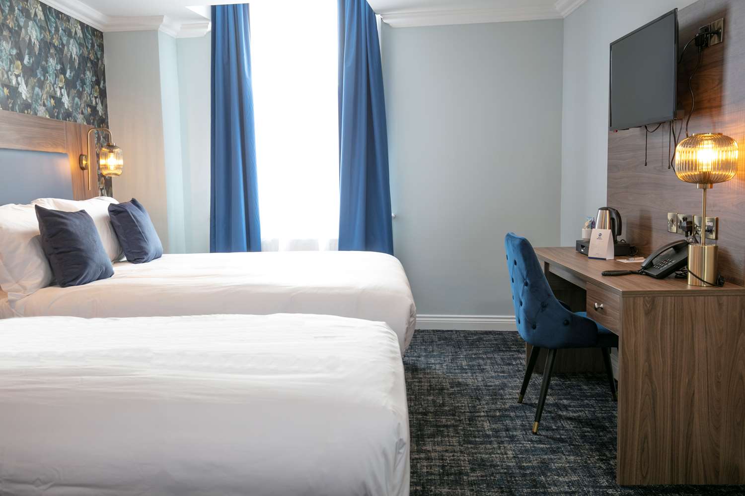 غرفة عائلية بسرير كينج وسريرين منفصلين