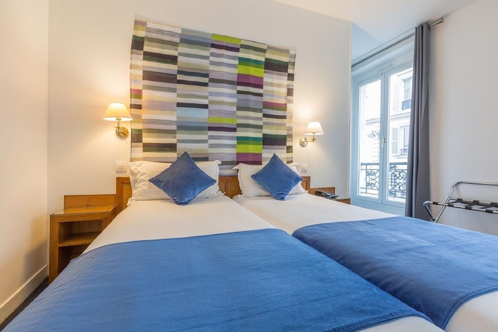 ROOM, TWIN BEDS