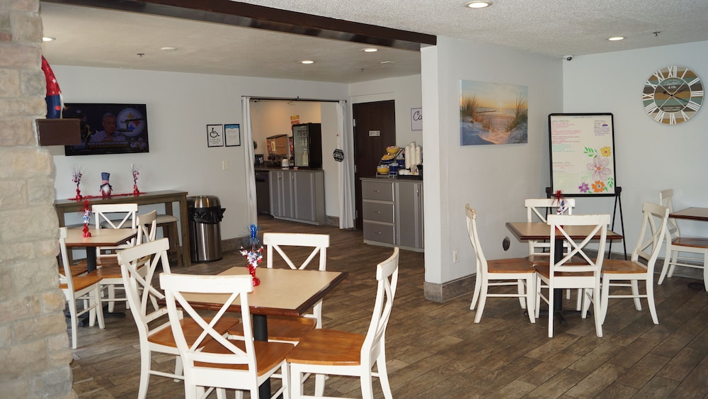 Days Inn Suites By Wyndham Traverse City 37/50