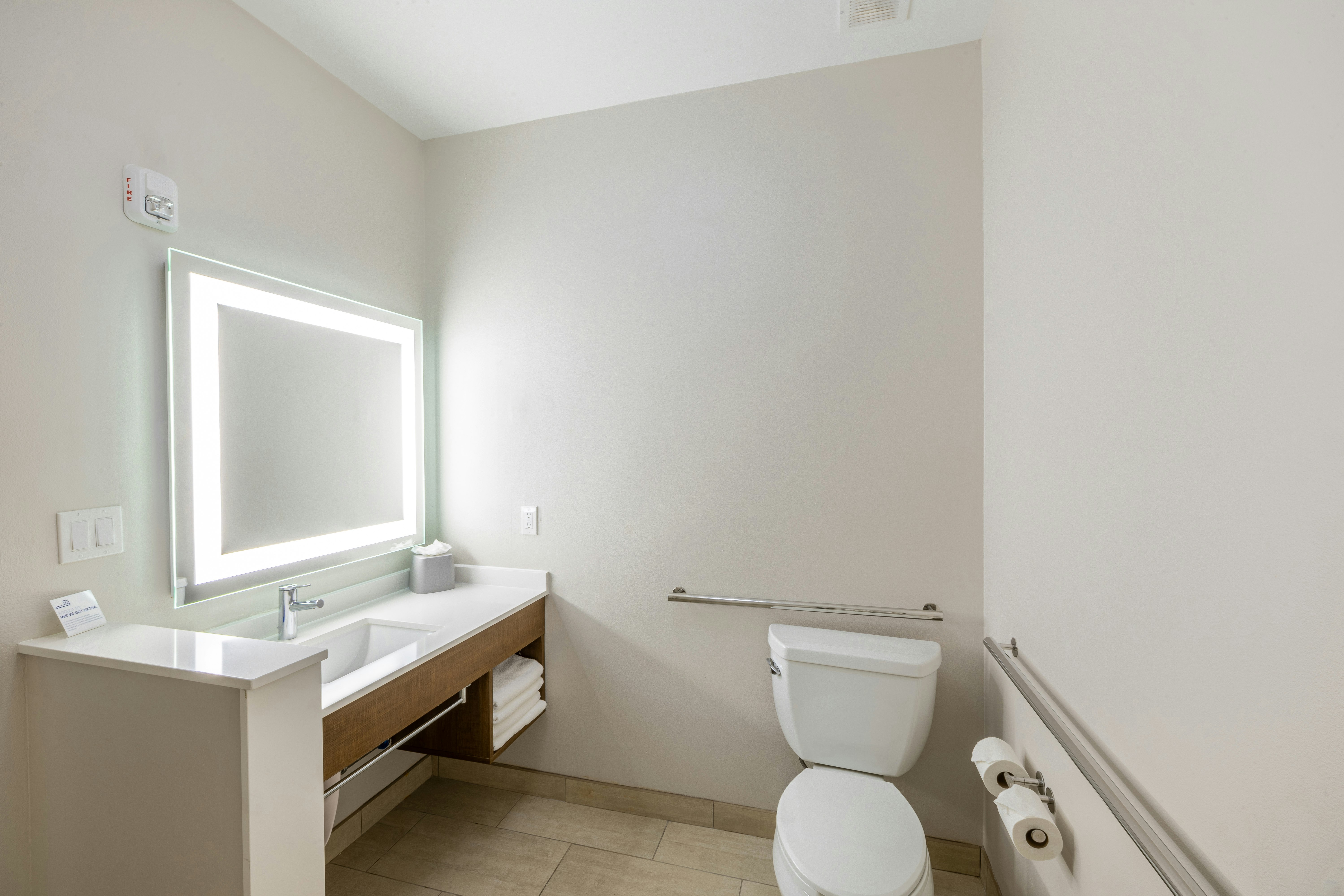 غرفة بسريرين كوين لذوي الإعاقة، Holiday Inn Express Suites Lindale 3/6