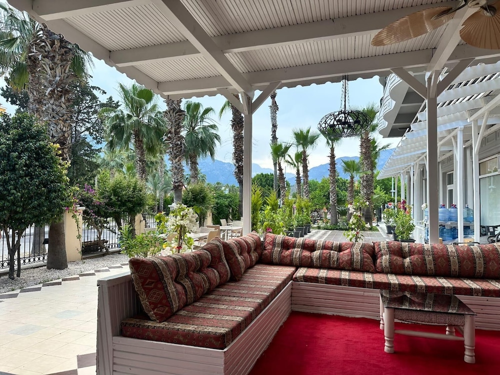 Larissa Inn 32/50