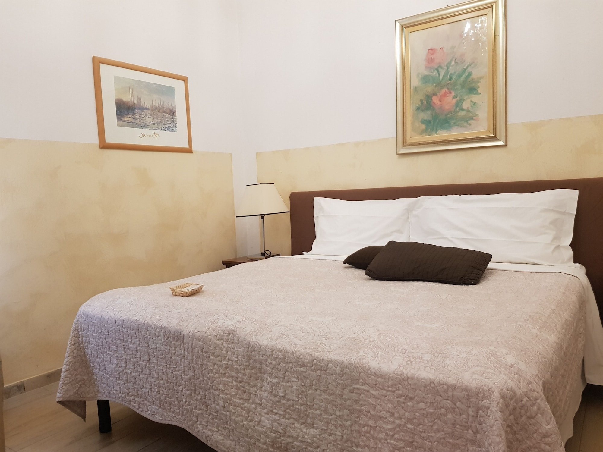 ROOM, DOUBLE OR TWIN BED, SHARED BATHROOM