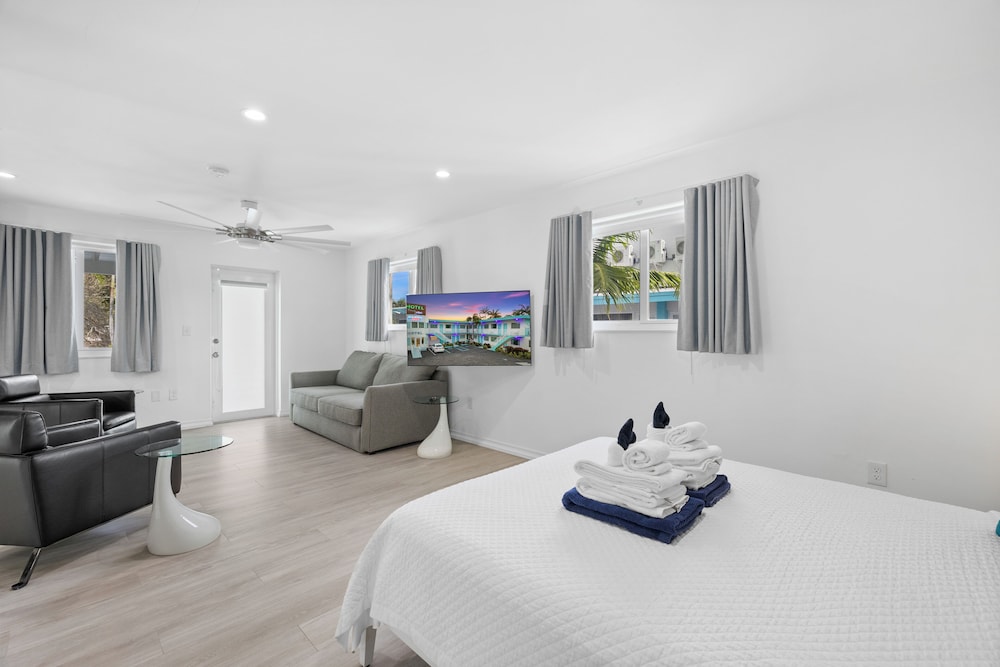 EXCLUSIVE, STUDIO, SUITE, QUEEN BED, POOL VIEW, BALCONY