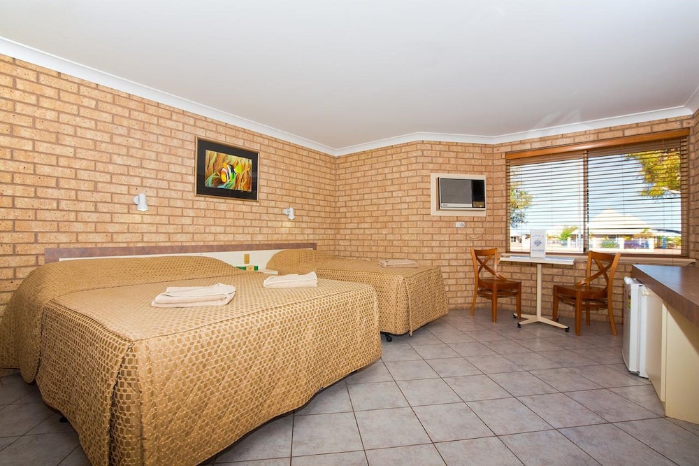 Potshot Hotel 25/72