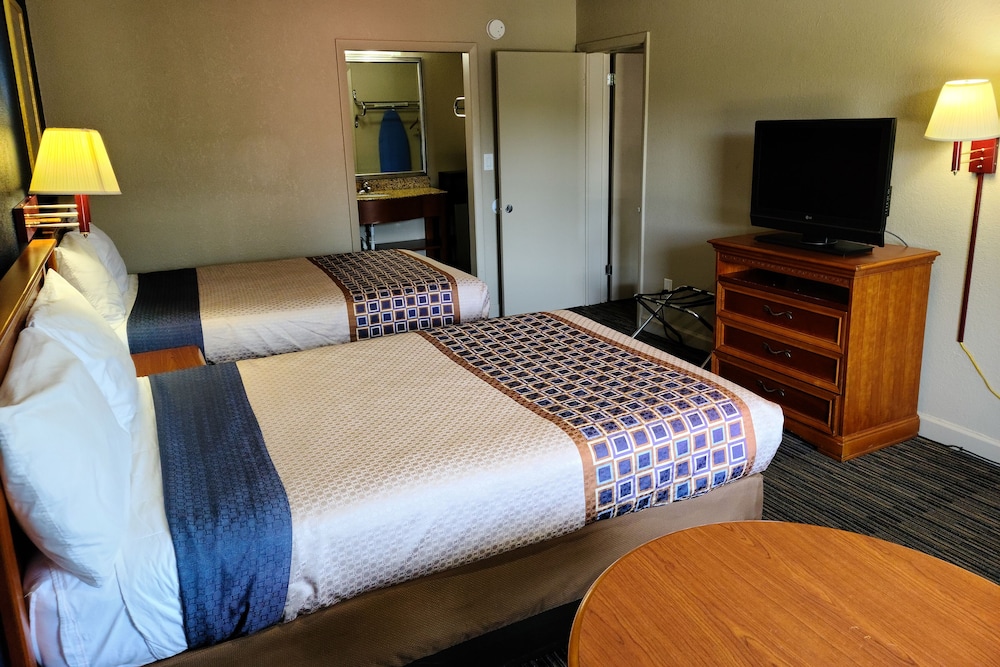 غرفة بسريرين مزدوجين للمدخنين، Travelodge By Wyndham Williamsburg Colonial Area 4/5