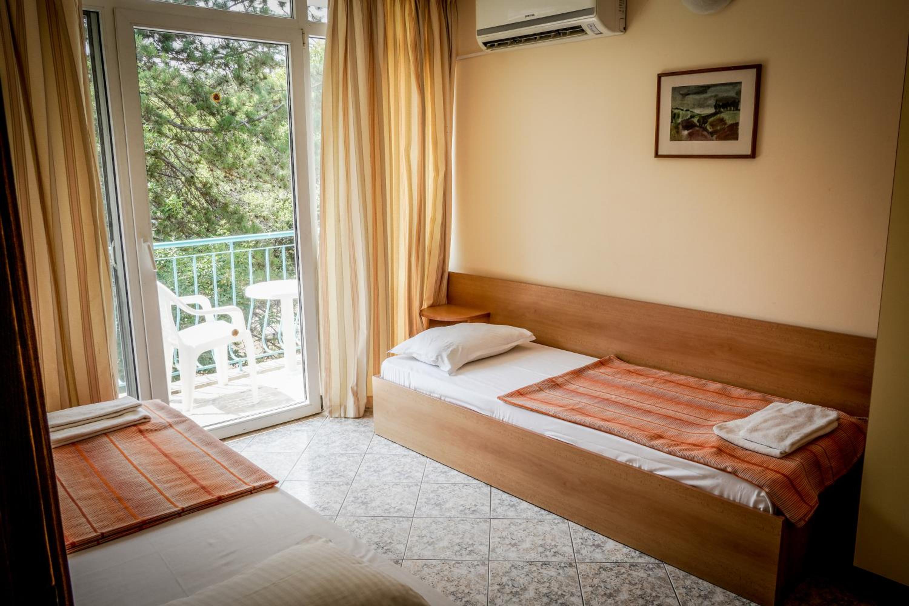 2 Bedrooms, House