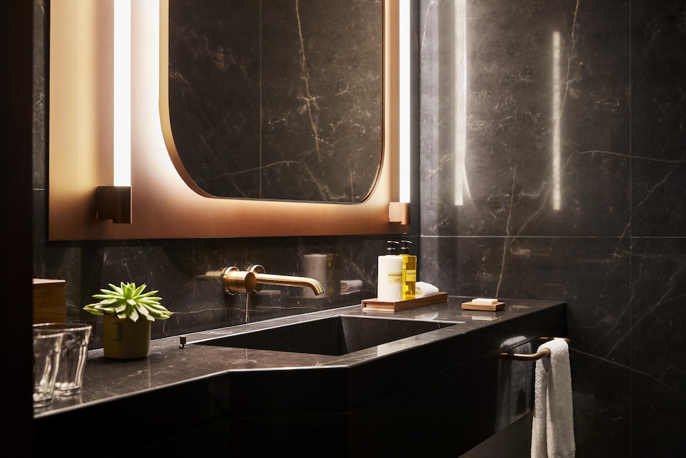 Hyatt Thompson Madrid 6/50