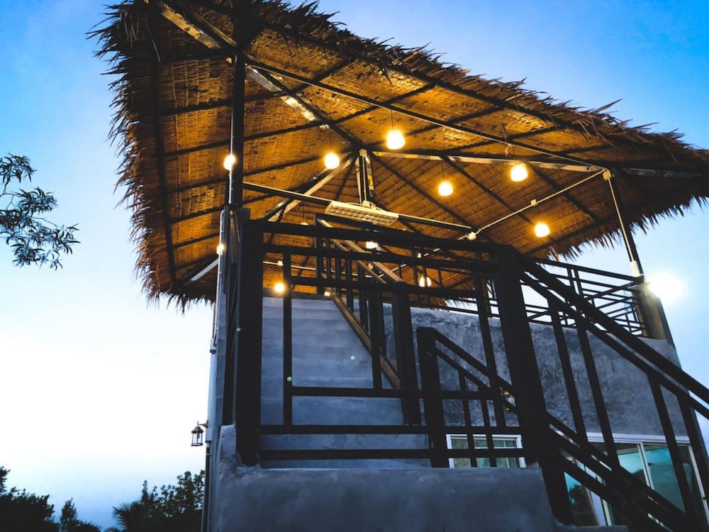 Loftpical Resort in Si Sunthon