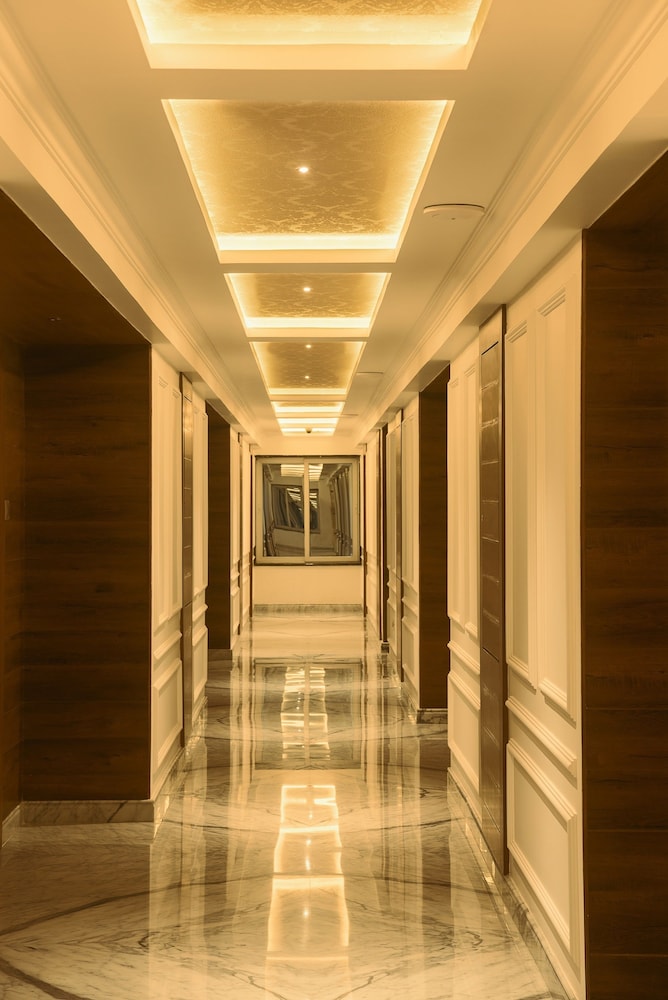 White Lotus Hotel 28/32