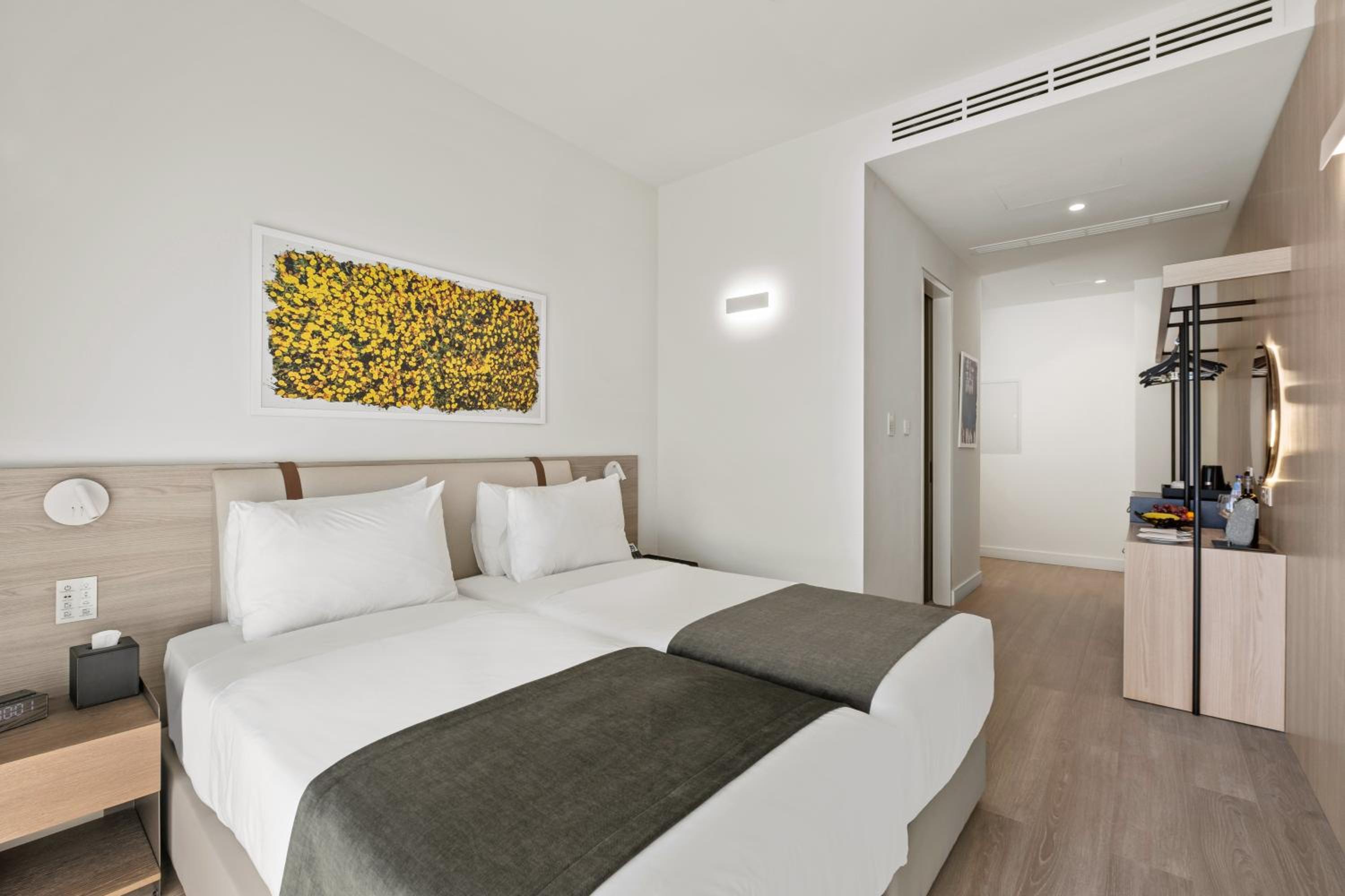 CLASSIC, CONVERTIBLE DOUBLE BED