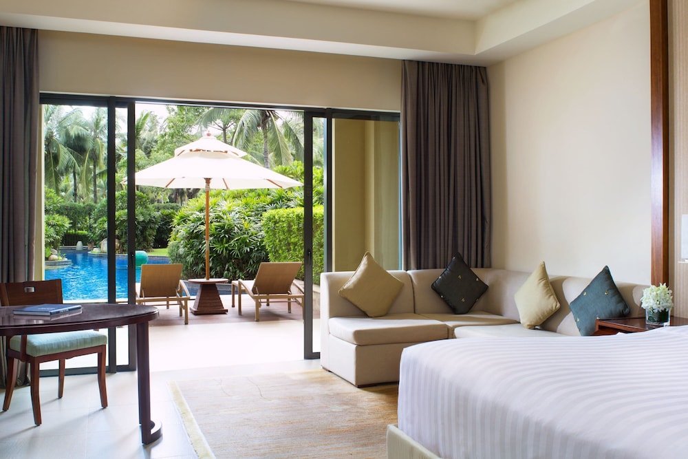 Lagoon, Pavilion, King Bed, Pool View