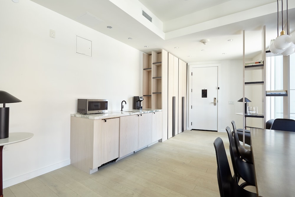907 Main 6/52