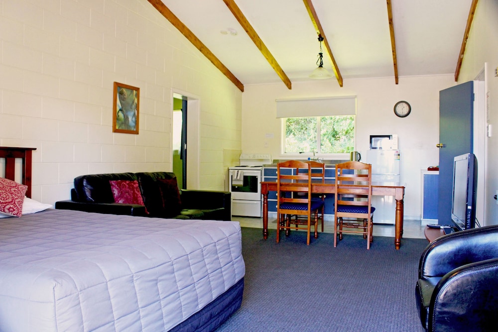 Fairy Springs Motel 24/59
