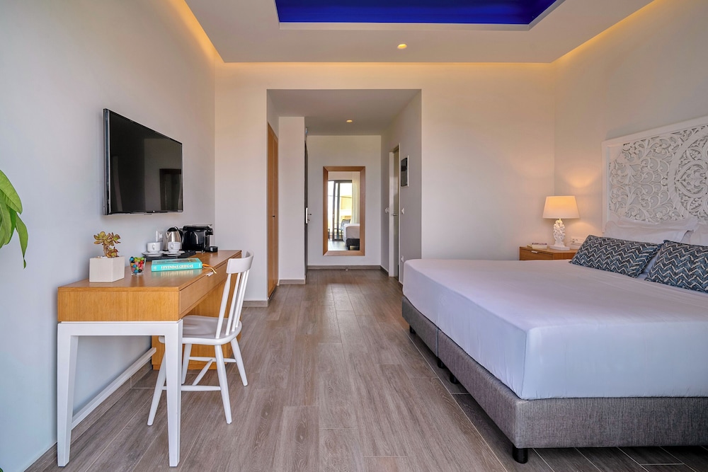غرفة سوبيريور بسرير مزدوج بشرفة بإطلالة جزئية على البحر، Villaggio Boutique Hotel Hersonissos - Adults Only 2/8