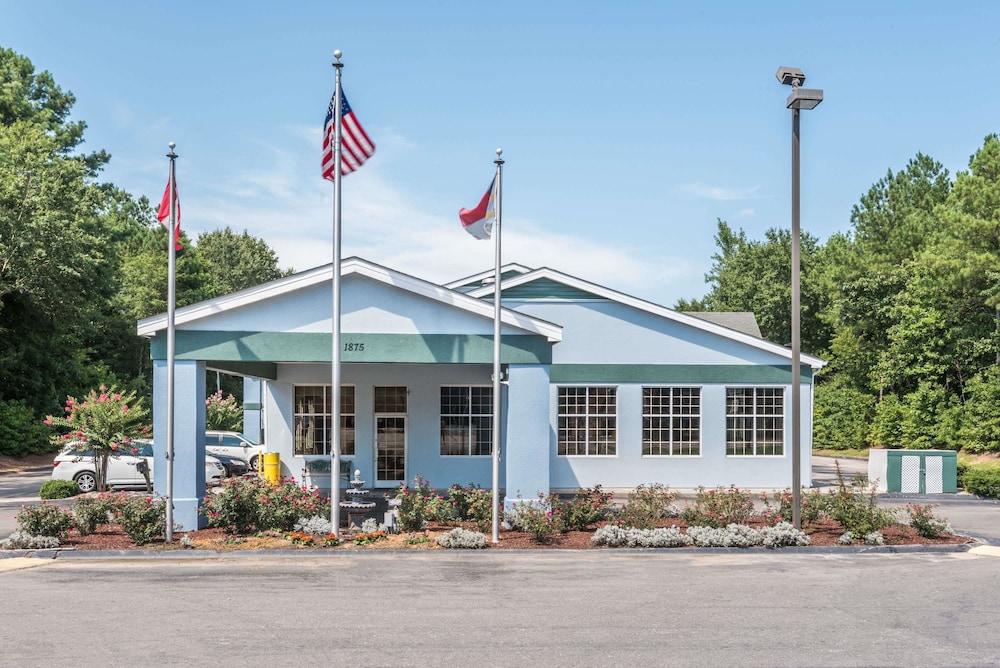 Super 8 by Wyndham Fayetteville 1/39