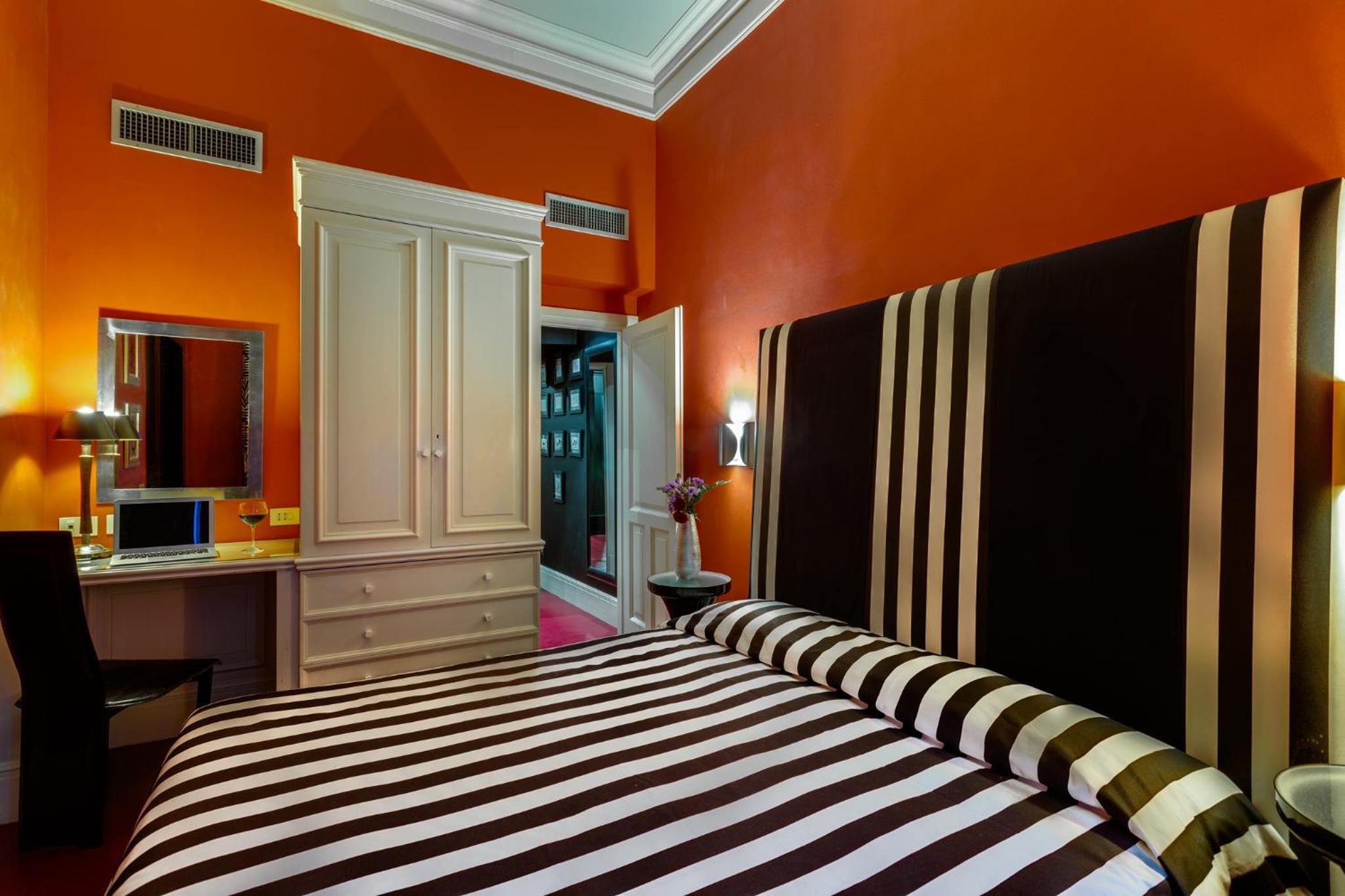 SUPERIOR, DOUBLE BED, STREET VIEW
