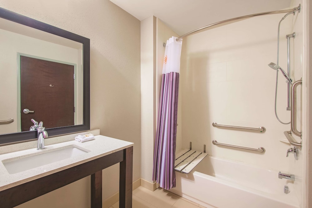 La Quinta Inn Suites By Wyndham York 25/53