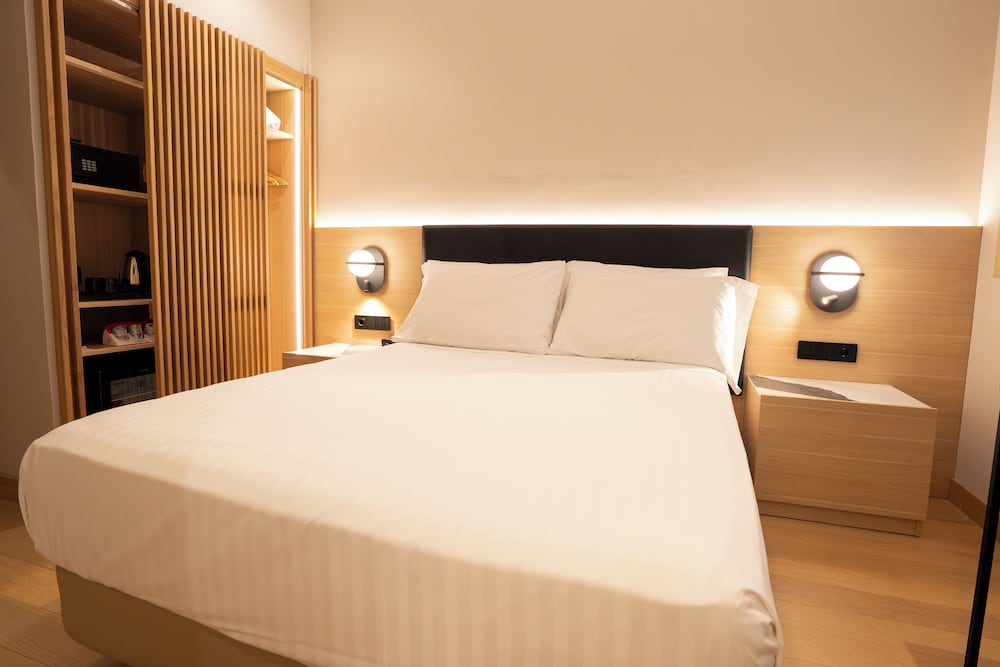ROOM, SINGLE