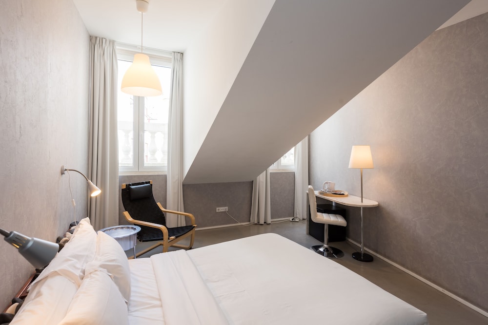 STANDARD, DOUBLE OR TWIN BED