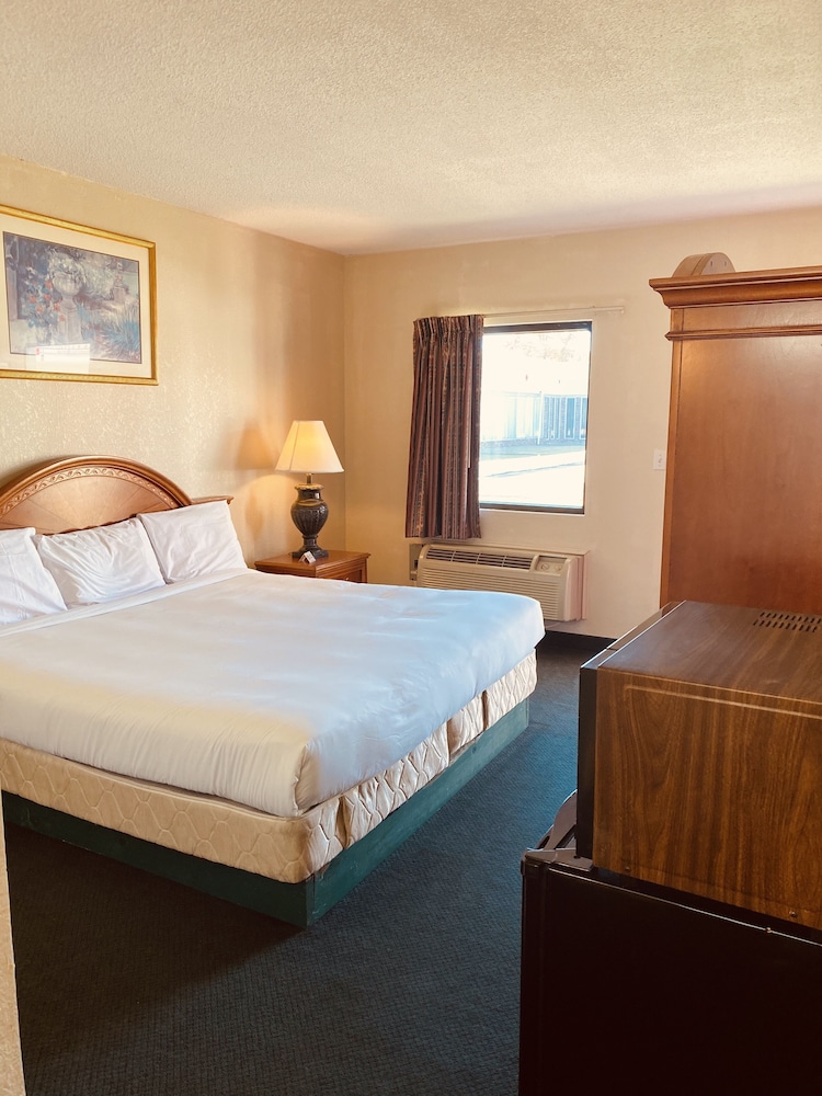 Travelers Place Inn & Suites 24/73