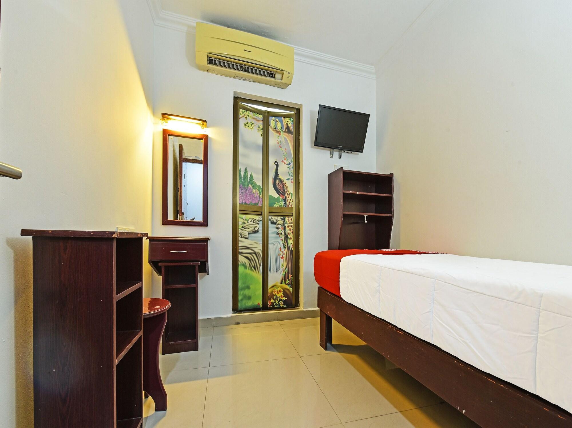 Super OYO 90572 J Hotel Masjid India 12/39
