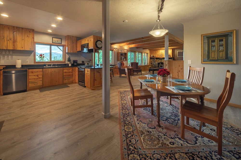 MapleRidge House: A BnB For All Seasons 21/50