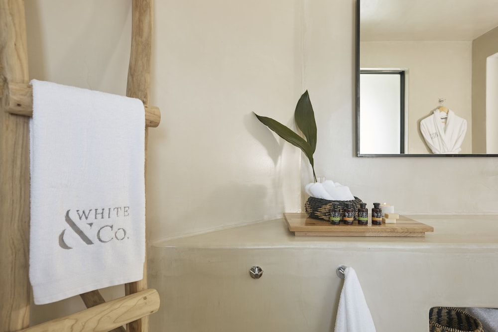 White And Co. La Torre Suites 50/50