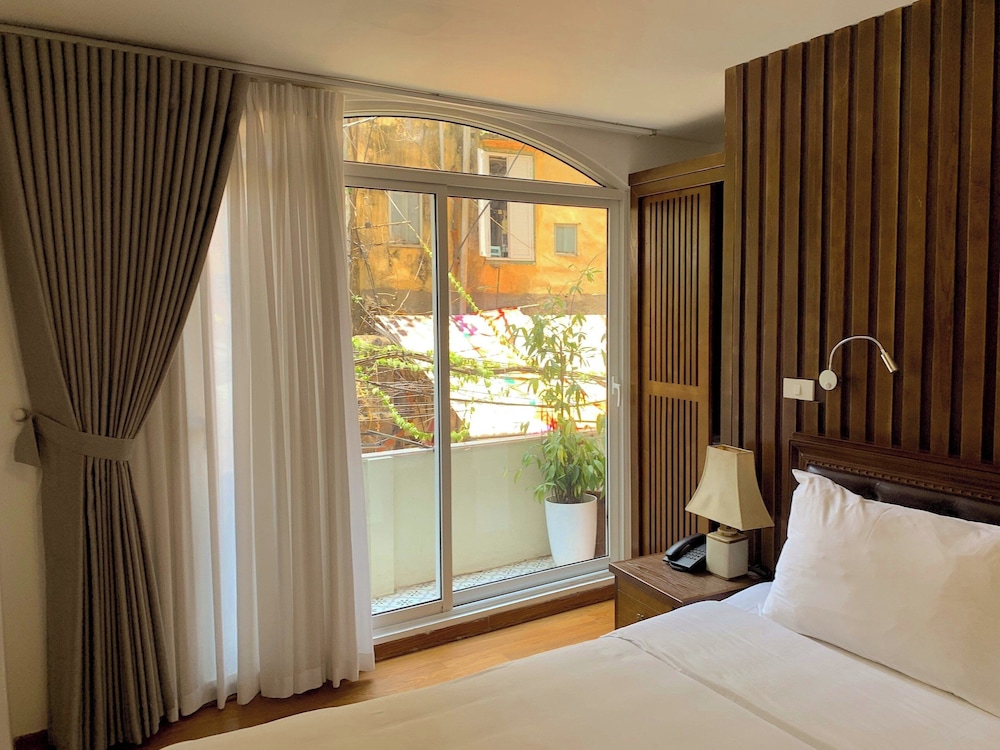 STUDIO, SUITE, QUEEN BED, PATIO VIEW, BALCONY