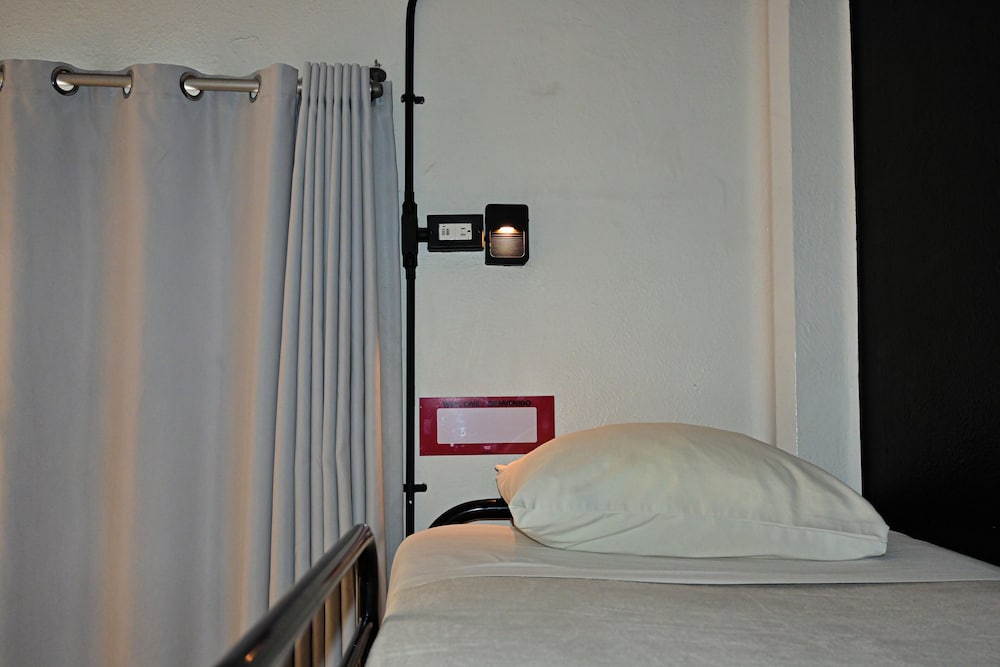 MALE DORM, PRIVATE BATHROOM