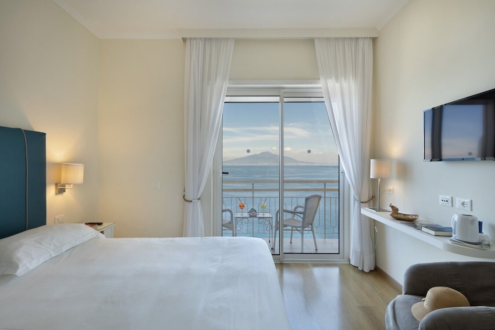 غرفة بسرير مزدوج بإطلالة على البحر بشرفة، Hotel Regina Sorrento 3/10
