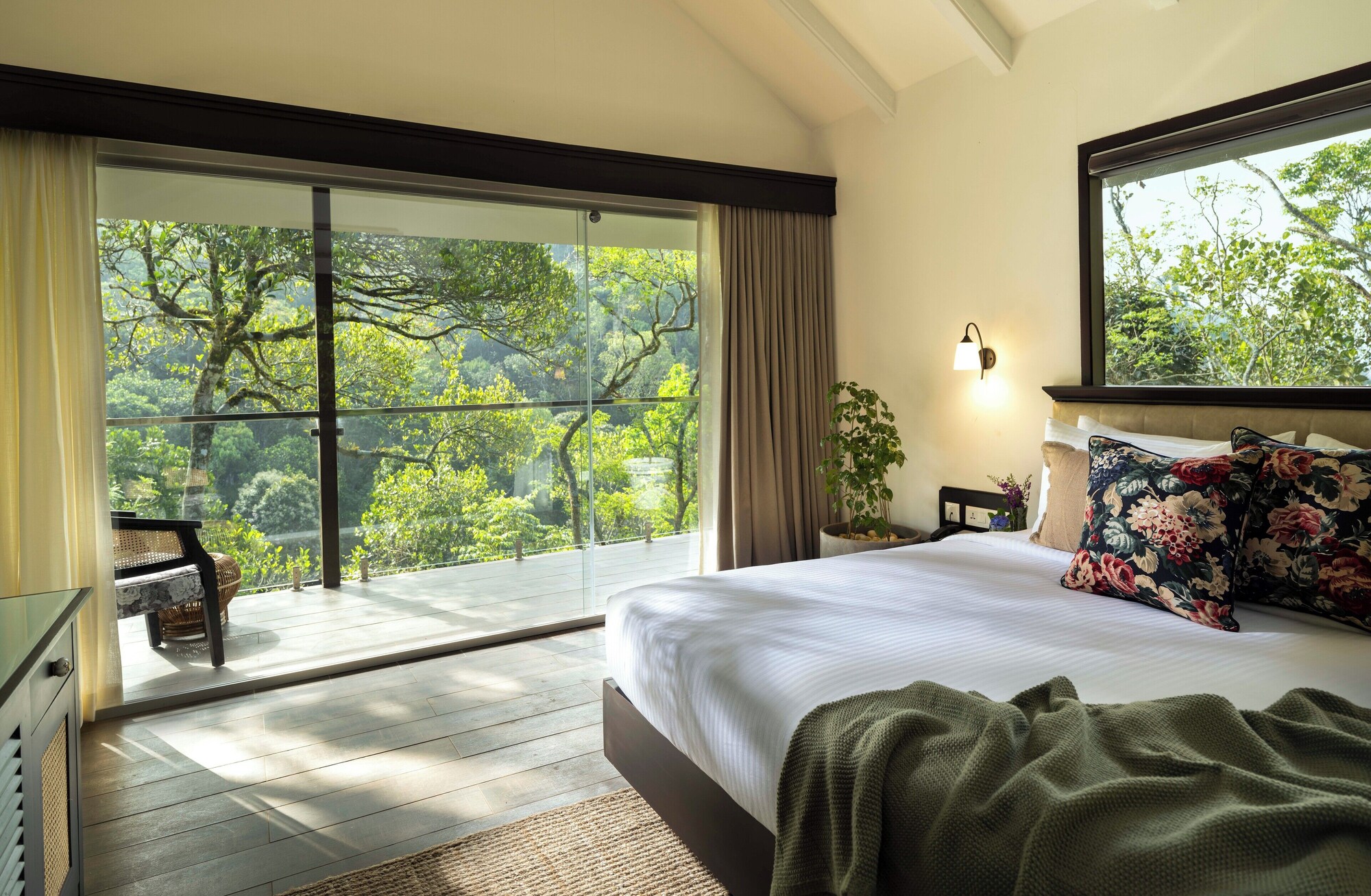Tree House, Queen Bed