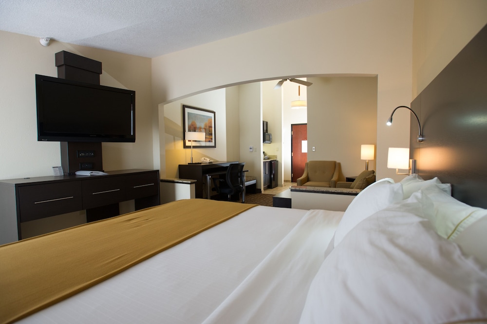 Holiday Inn Express Hotel and Suites Topeka West I-70 Wanamaker 13/62