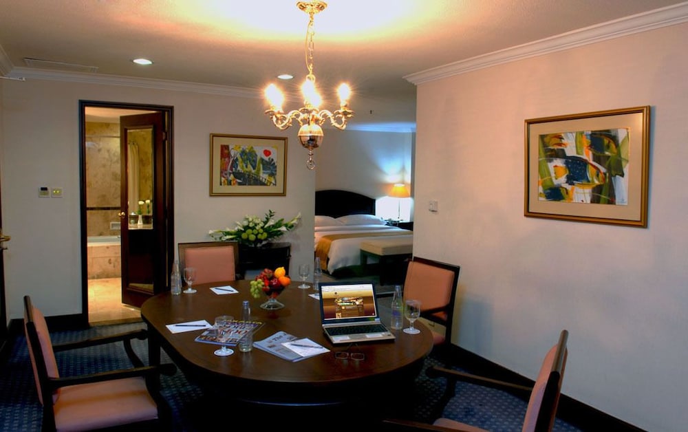 The Acacia Hotel 33/53