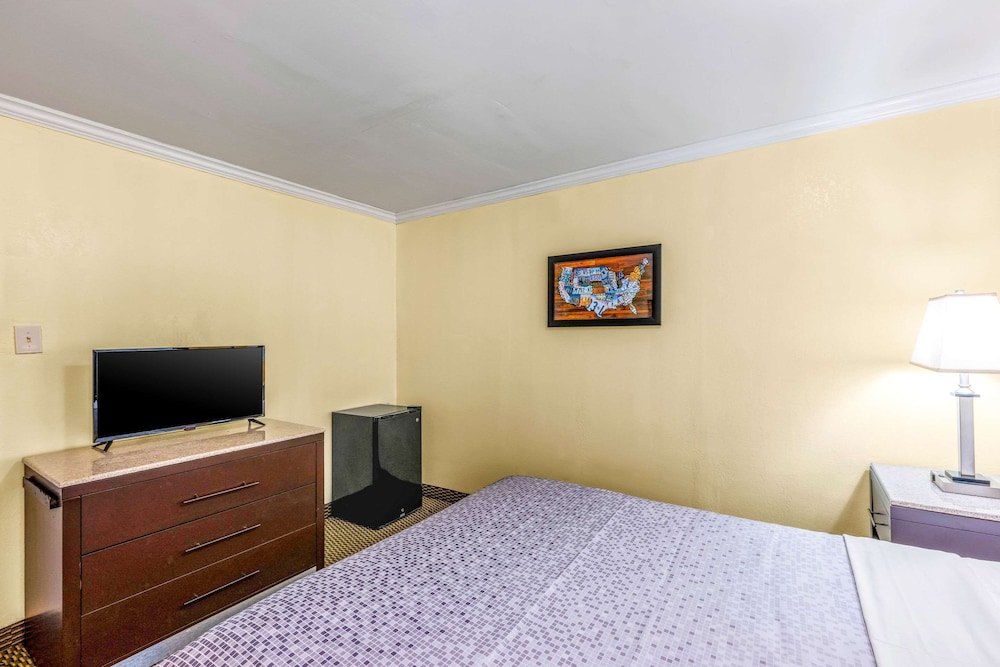 Econo Lodge Beach And Boardwalk 4/14