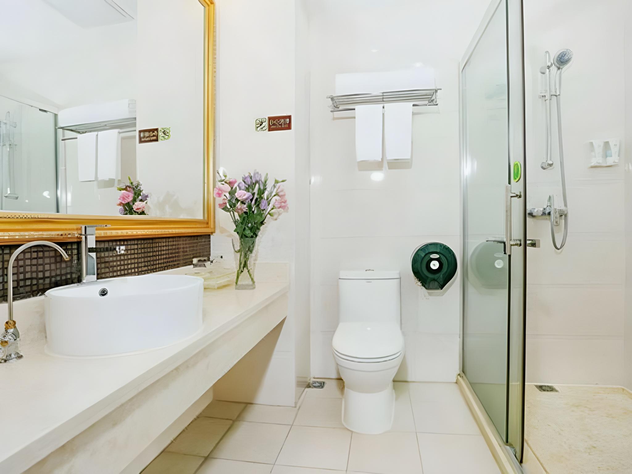 Vienna Hotel (Shenzhen Longhua Qinghu Road Branch 32/33