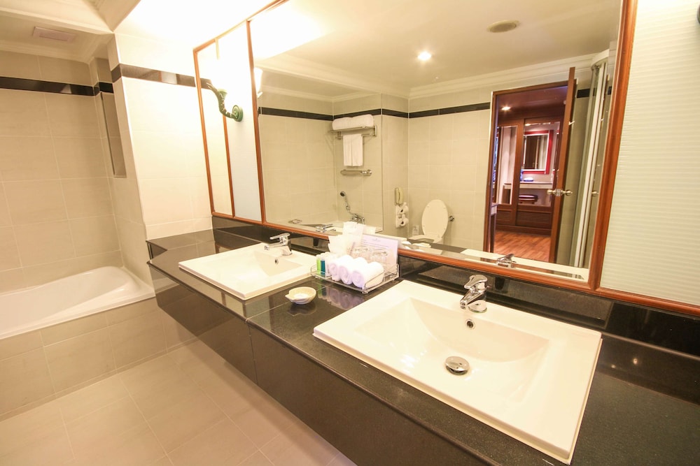 Golden Tulip Sovereign Hotel 50/50